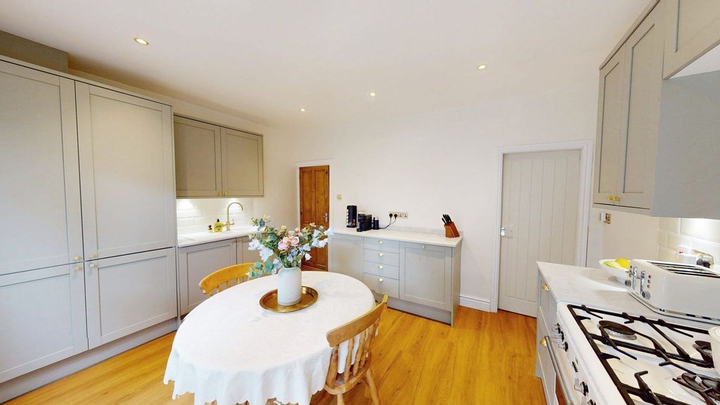 Property photo 3 of 19 Kitchen