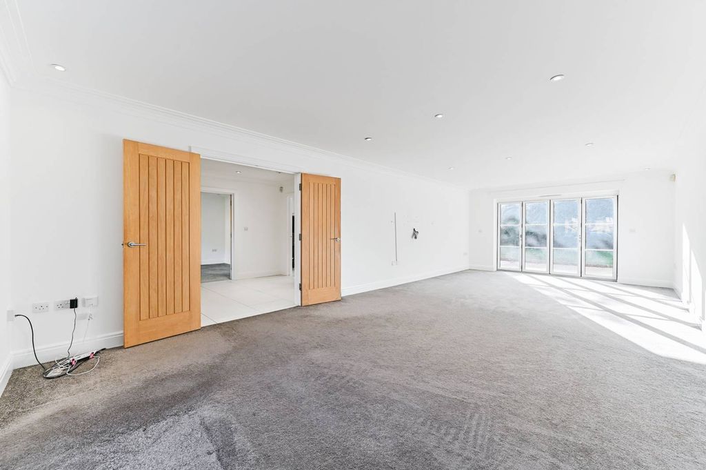 Property photo 3 of 34