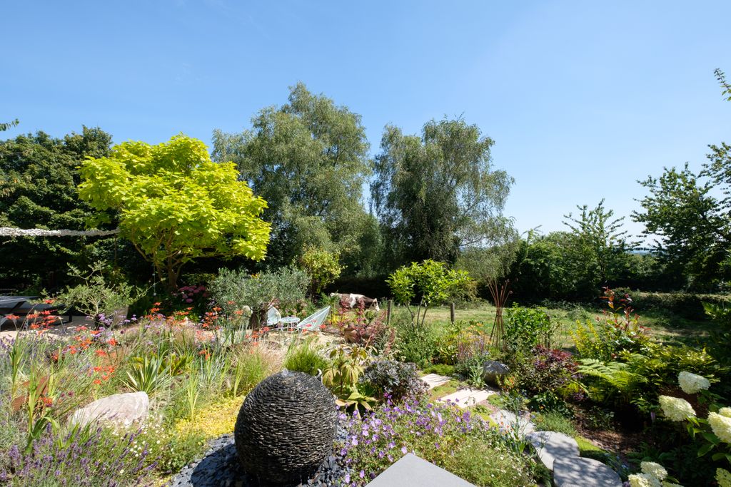 Property photo 3 of 26 Garden