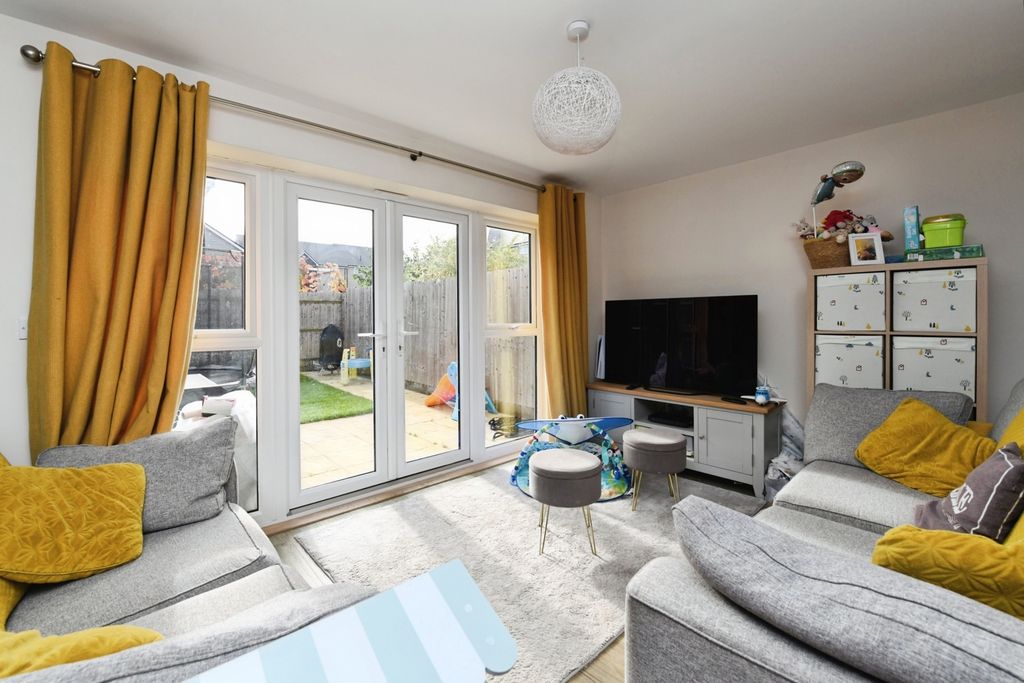 Property photo 3 of 16 Lounge