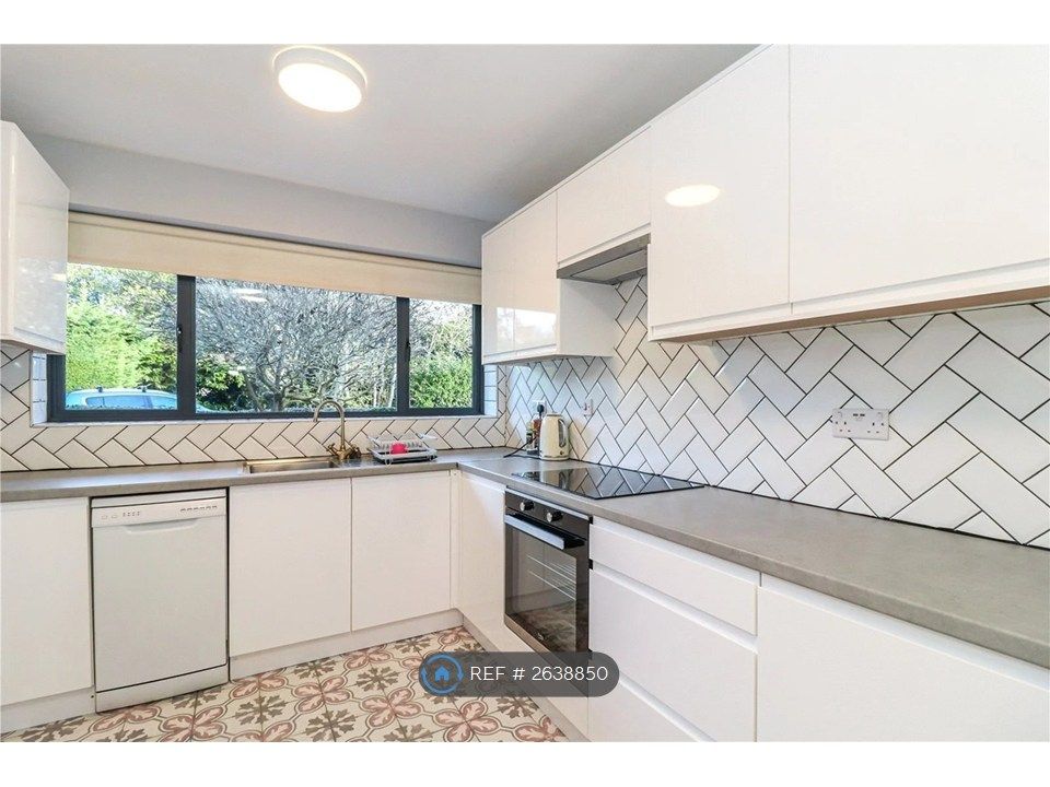 Property photo 3 of 12 Kitchen
