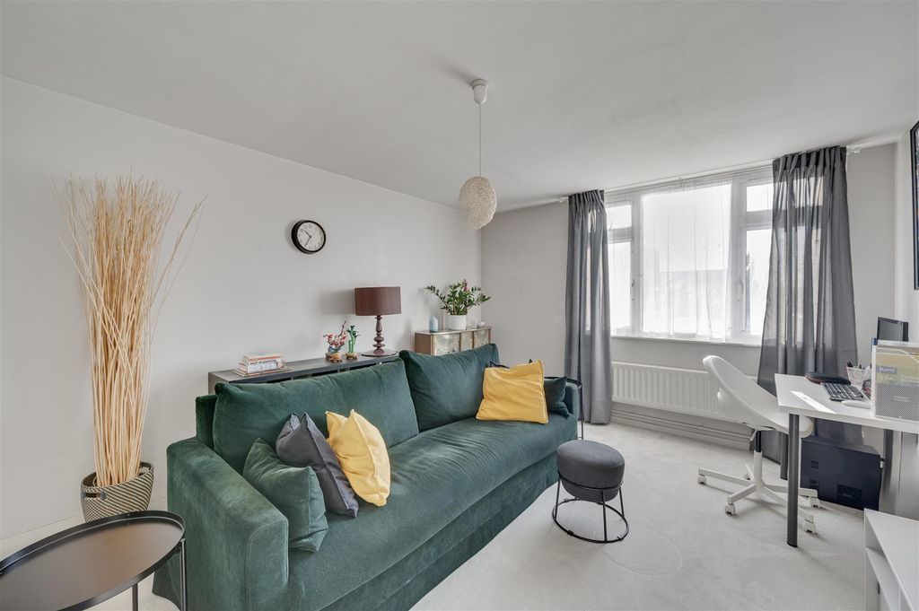 Property photo 1 of 21 Daniels_Lansbury Close, Neasden, Nw10 _010.Jpg