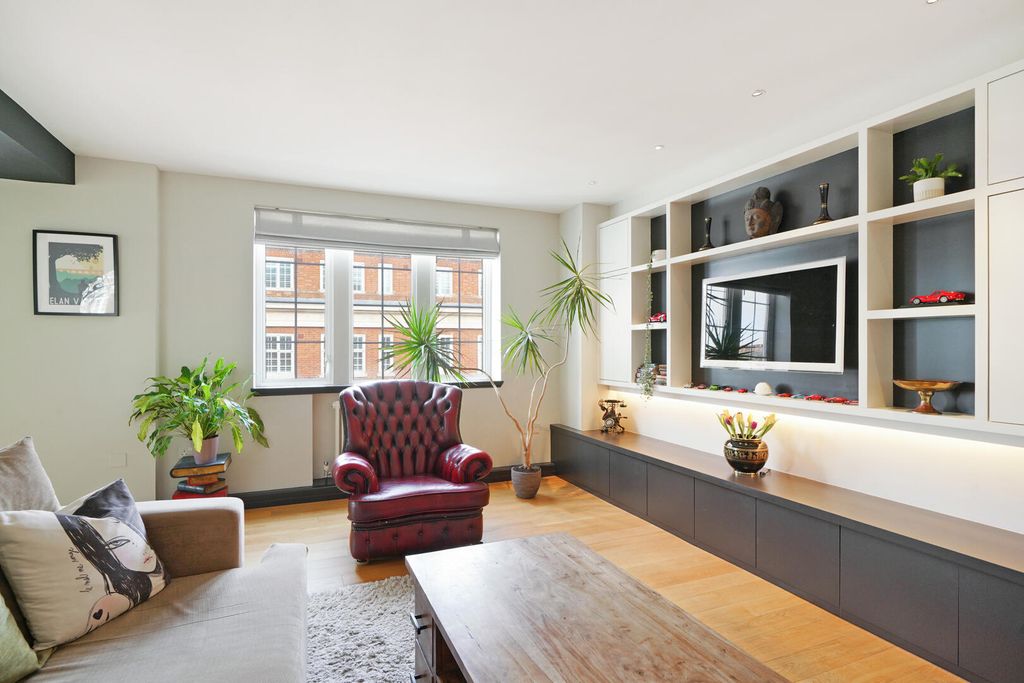 Property photo 1 of 9 Living Room