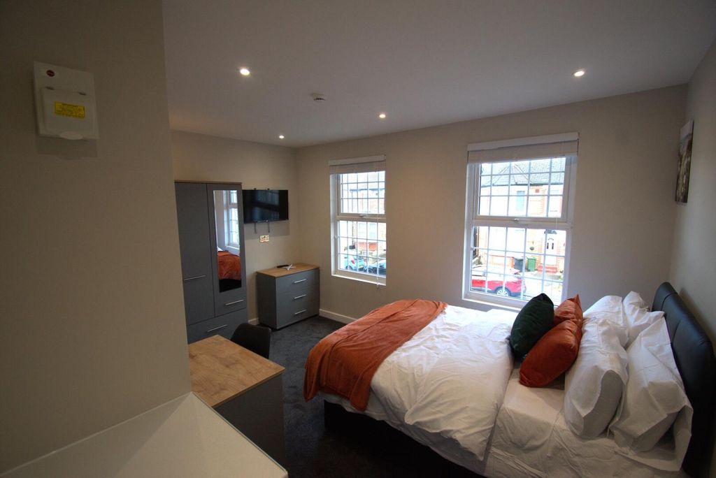 Property photo 2 of 6 Bedroom