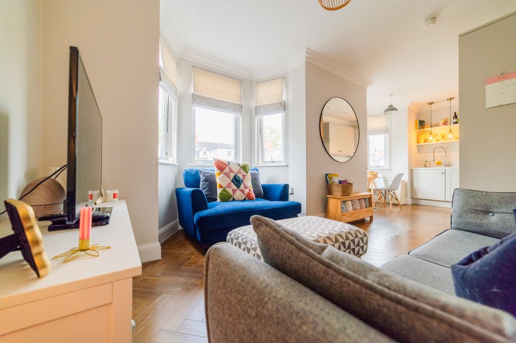 2 bed flat for saleMarlborough Road, Penylan CF23 photo 5