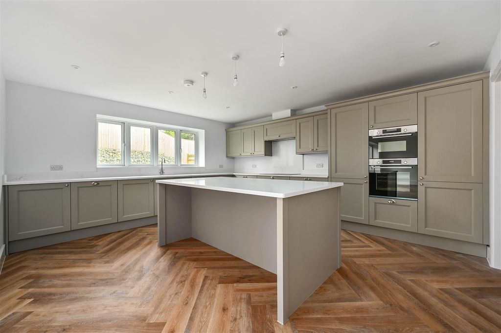Property photo 2 of 33 Oaklands Place - Hollington Park Road - Houses 5 &amp;