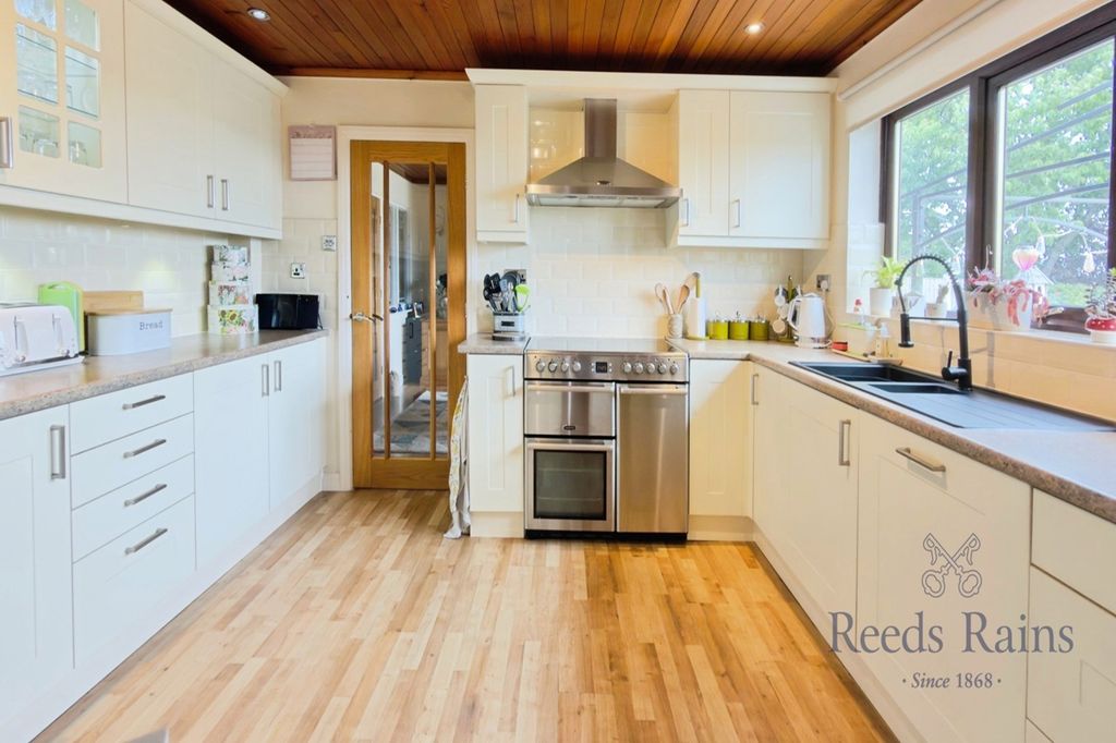 Property photo 2 of 18 Kitchen