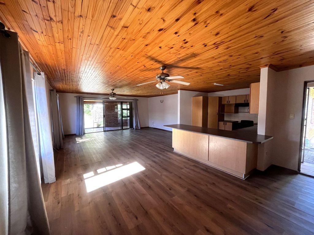 Property photo 3 of 17 1Jf1699563