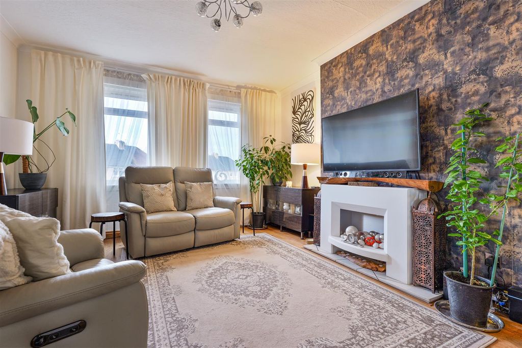 Property photo 3 of 28