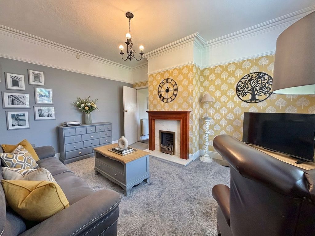 Property photo 3 of 13 Lounge