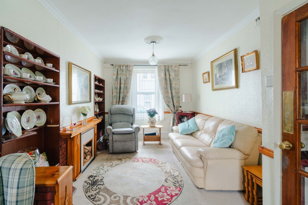 Property photo 2 of 18 9