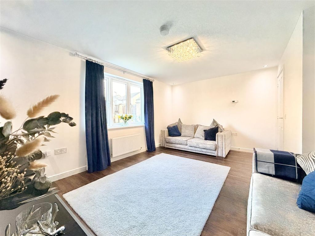 Property photo 3 of 18 Lounge