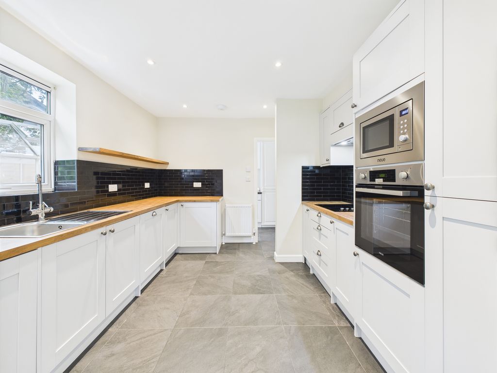 Property photo 2 of 14 Kitchen