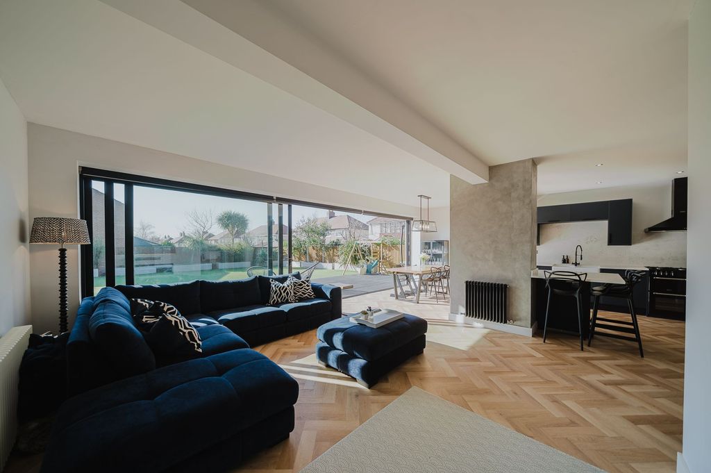 Property photo 3 of 39