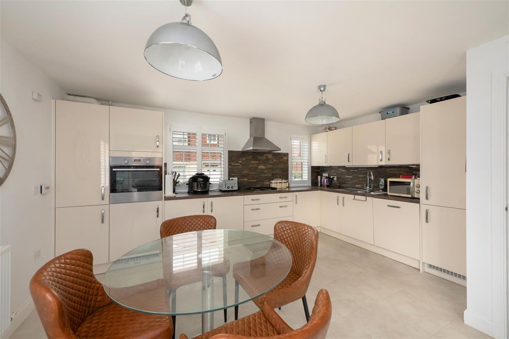 Property photo 2 of 19 Hobnail Path, Aylesham, Canterbury