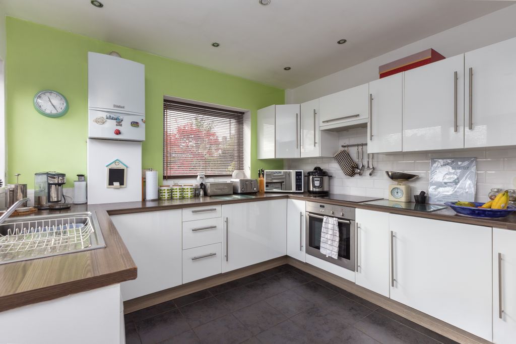 Property photo 3 of 18 Kitchen