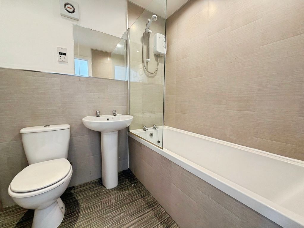 Property photo 3 of 11 Bathroom