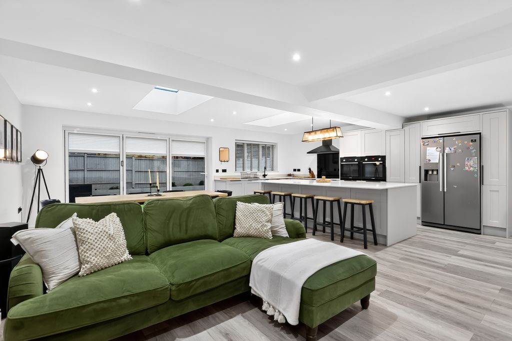 Property photo 2 of 20