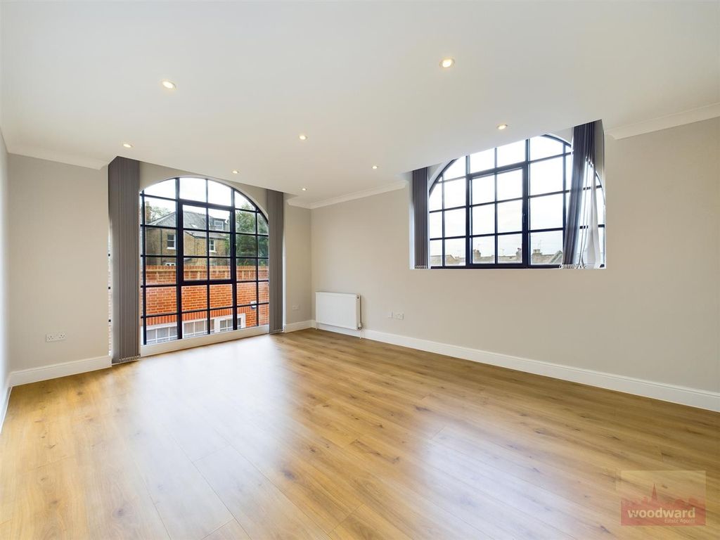 Property photo 2 of 10 Living Room/Kitchen