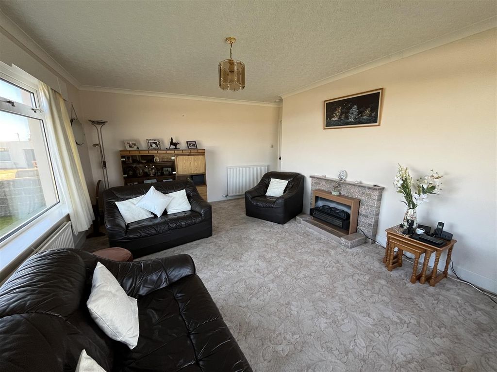 Property photo 3 of 24 Lounge