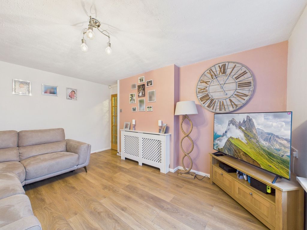 Property photo 3 of 12 Lounge