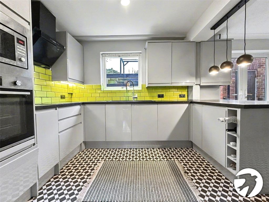 Property photo 3 of 12 Kitchen