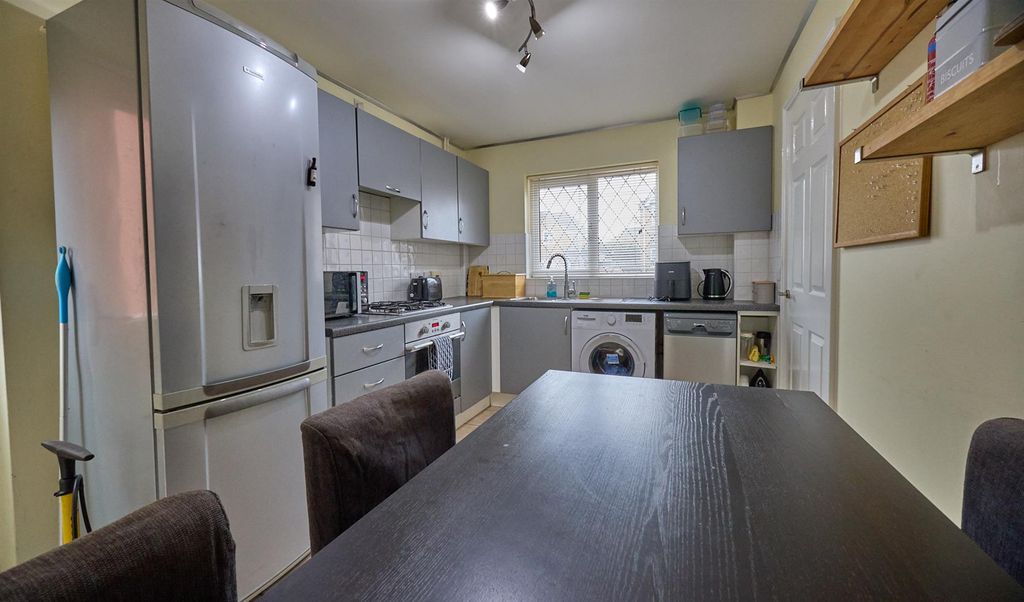 Property photo 3 of 11 Hadrian Close 4.Jpg
