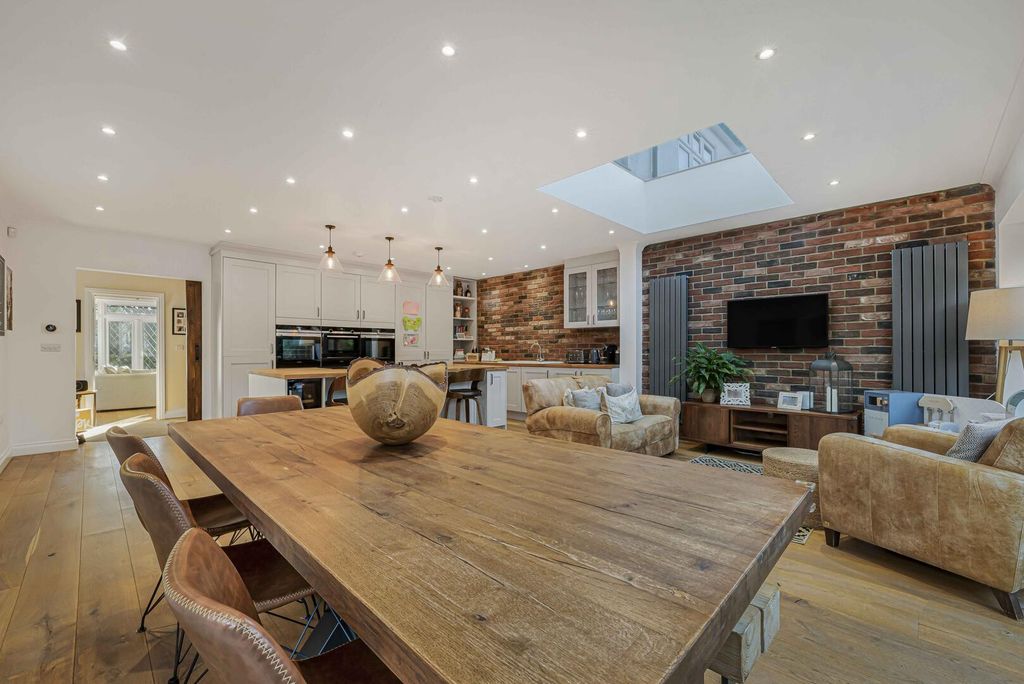 Property photo 3 of 9 Kitchen