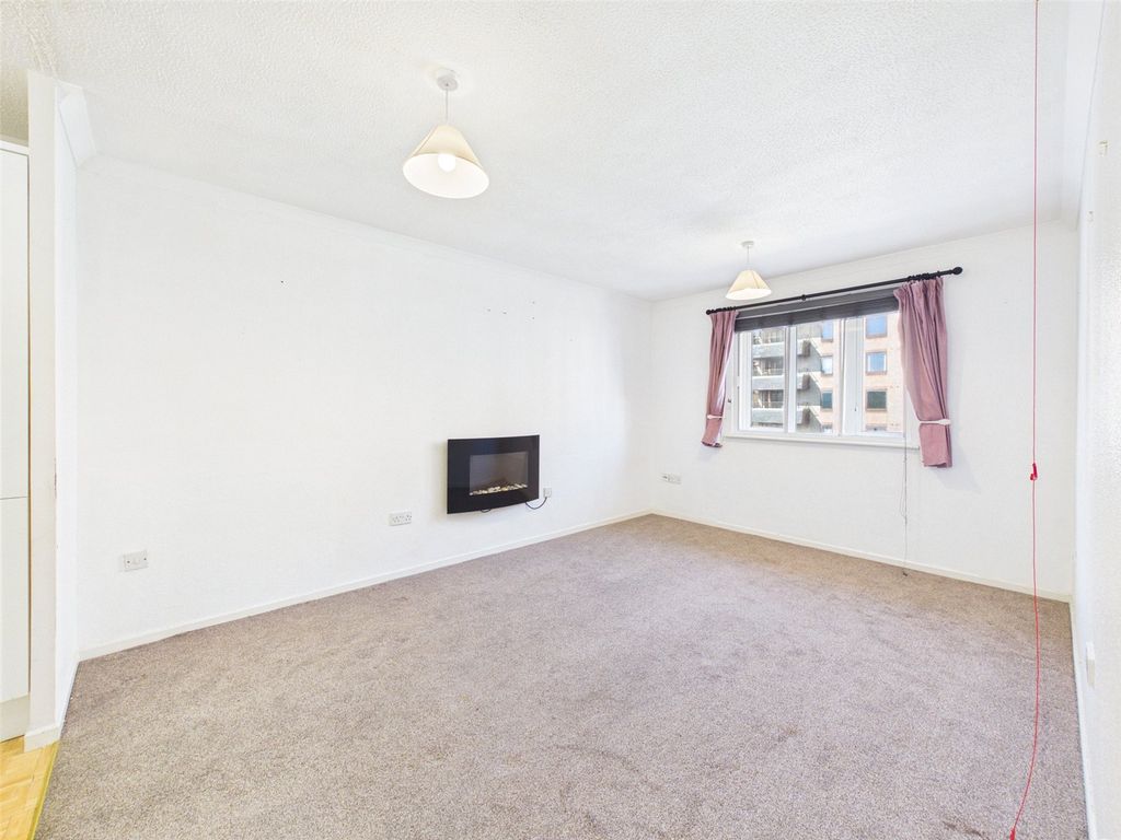 Property photo 2 of 18 Picture No. 12