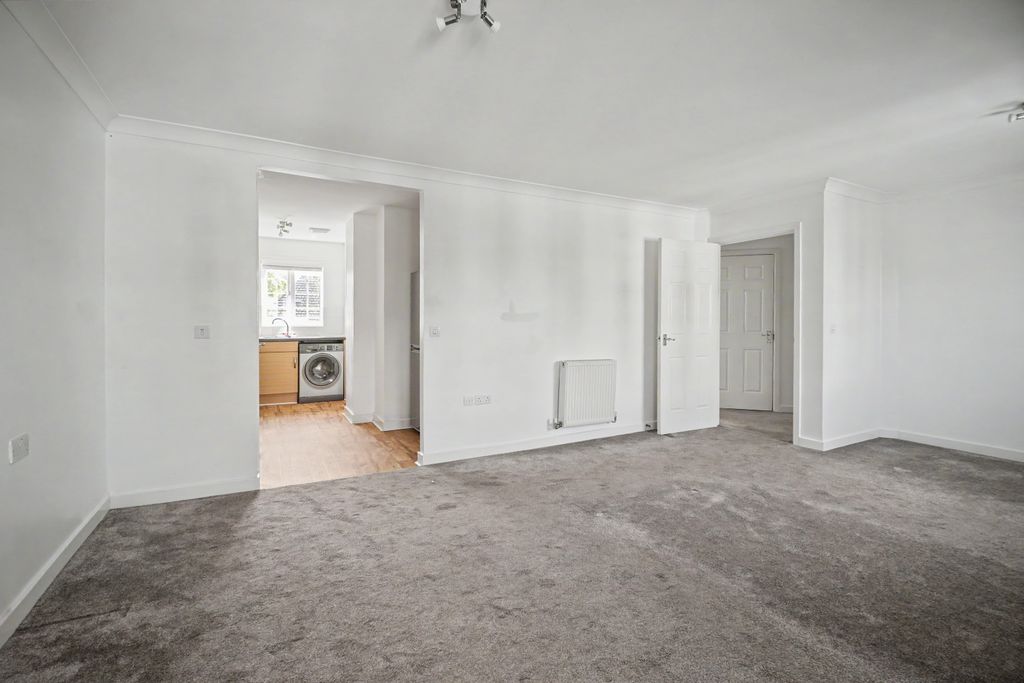 Property photo 2 of 16 6 Candover Court, Beggarwood, Basingstoke, Hampshire Rg22 4Pg