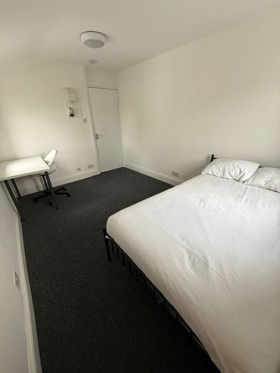 Property photo 3 of 17 Spacious Double Bedroom Featuring A Comfortable Be...