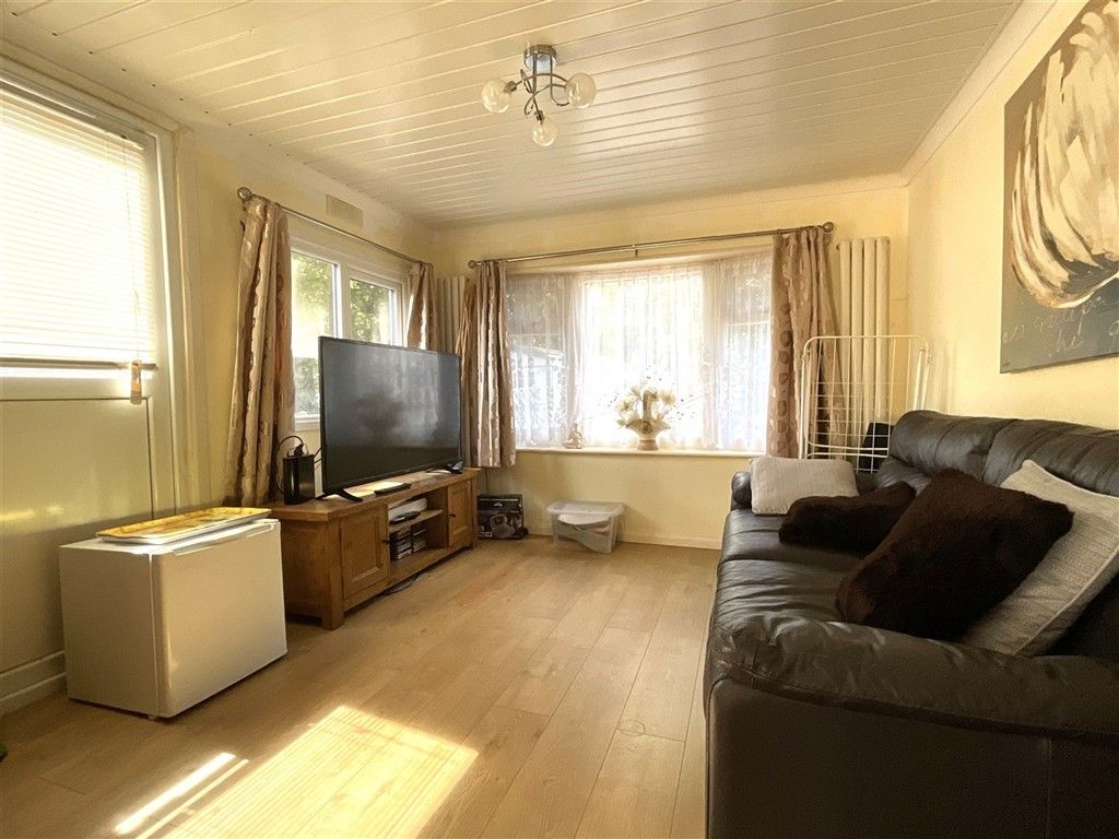Property photo 3 of 12 Lounge