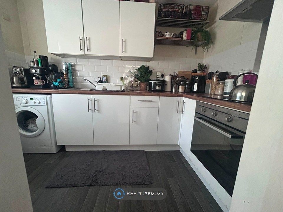 Property photo 2 of 6 Kitchen