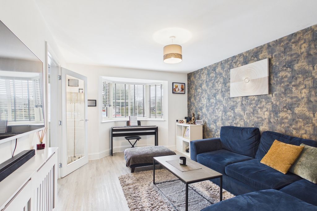 Property photo 2 of 18 Ewemove Spalding - Penny Gate - Living Room