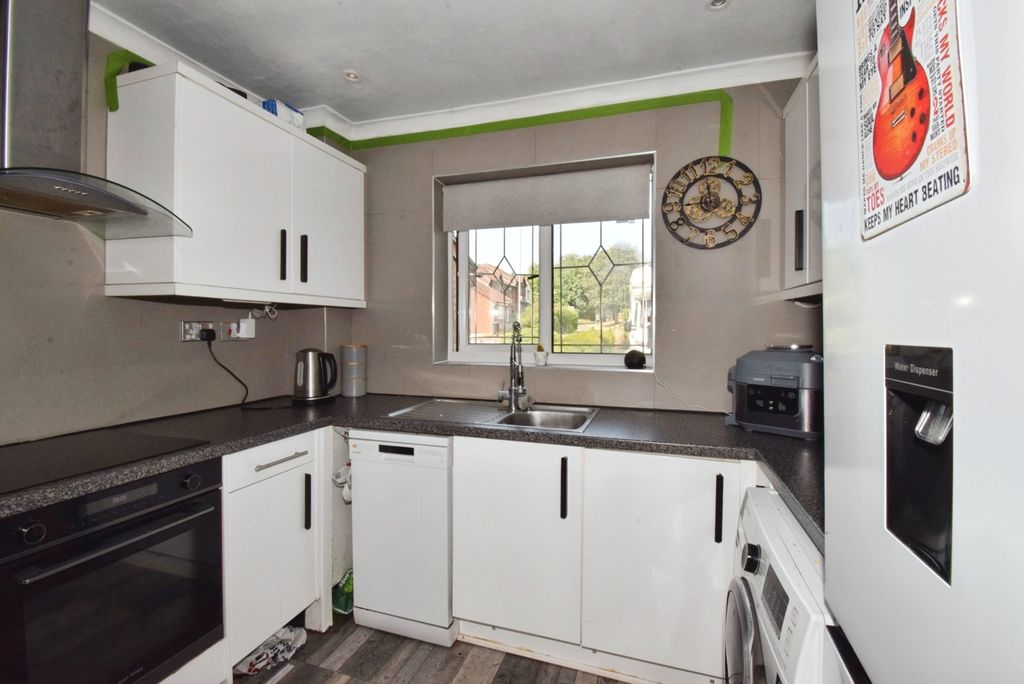 Property photo 3 of 18 Kitchen