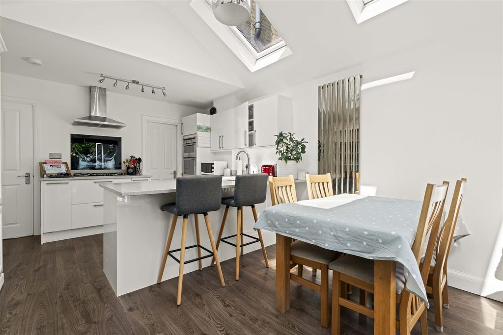 Property photo 2 of 25 77 Castle Road Tw7-22.Jpg