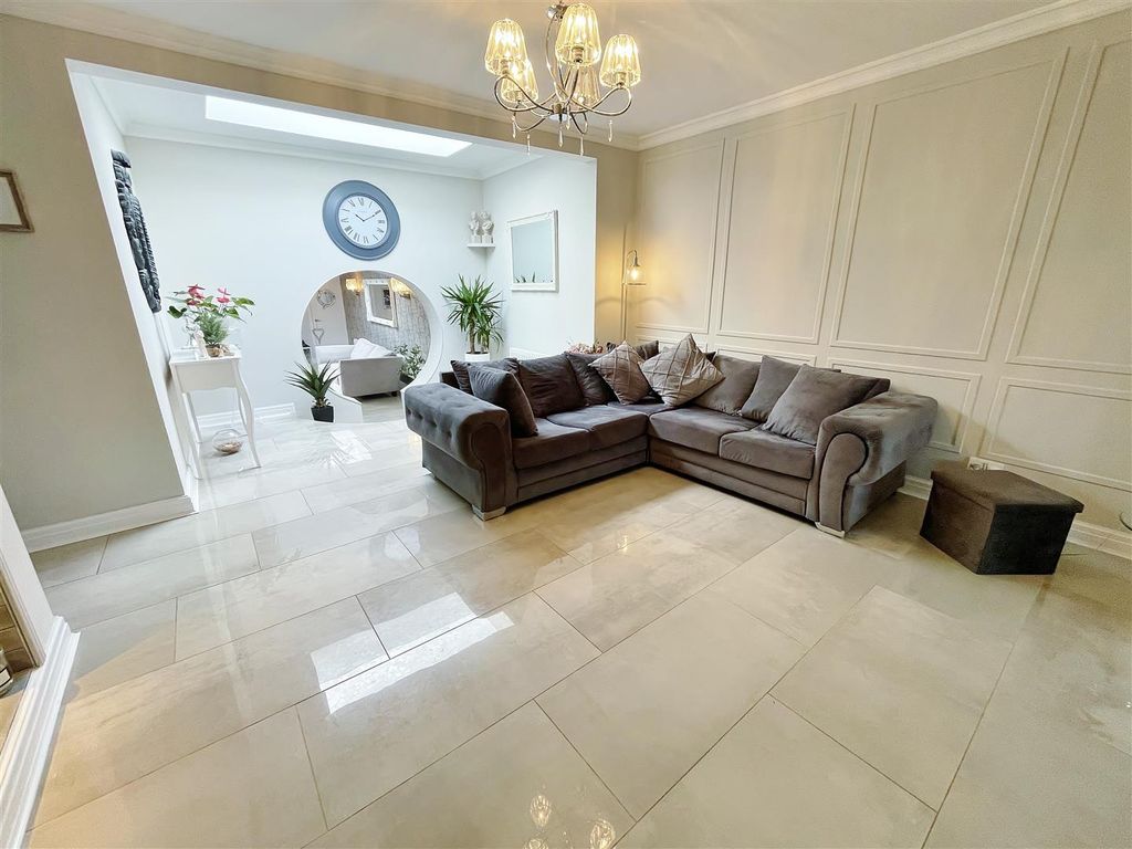 Property photo 2 of 33 Lounge