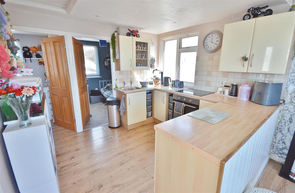 Property photo 3 of 14 Kitchen