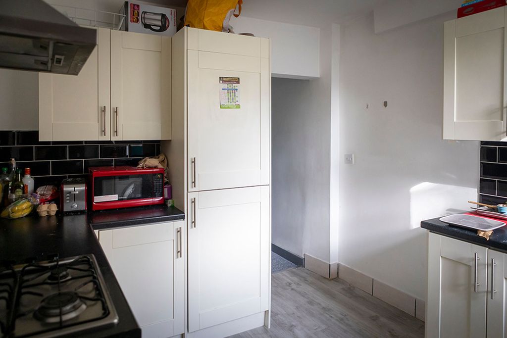 Property photo 3 of 7 Kitchen