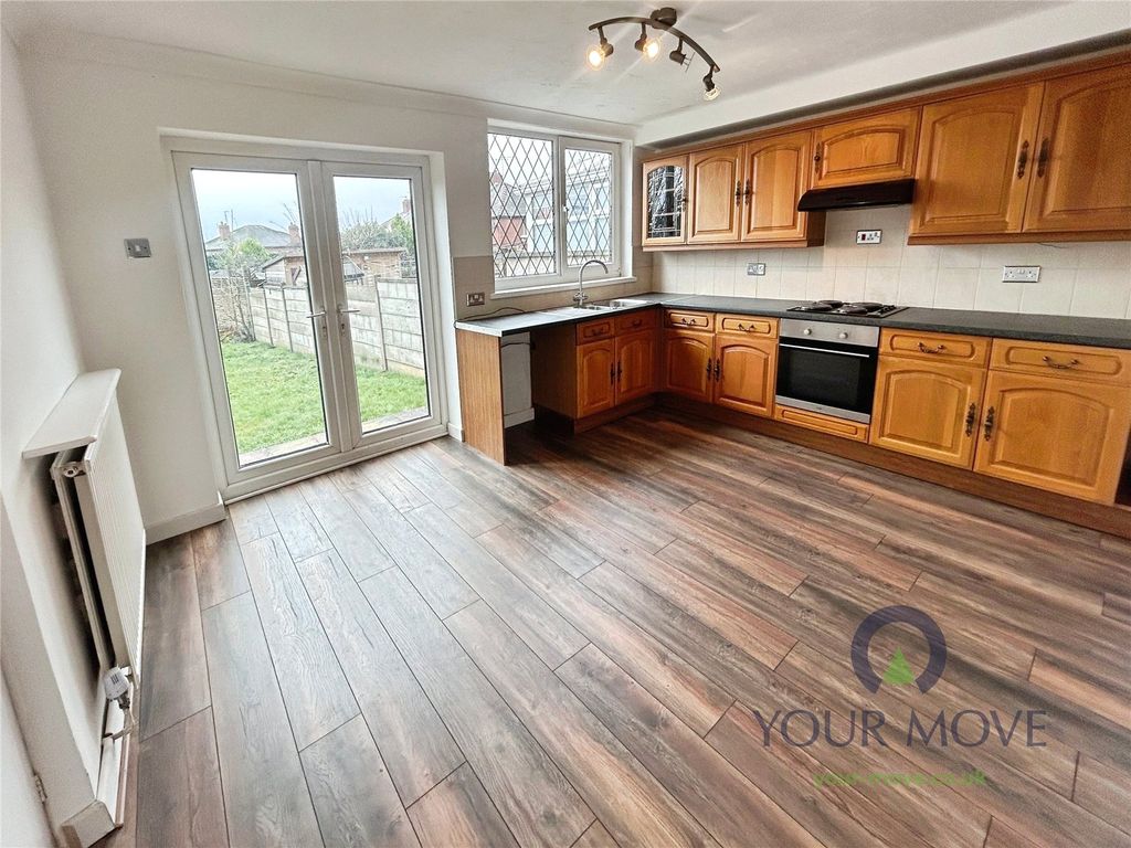 Property photo 3 of 10 Kitchen