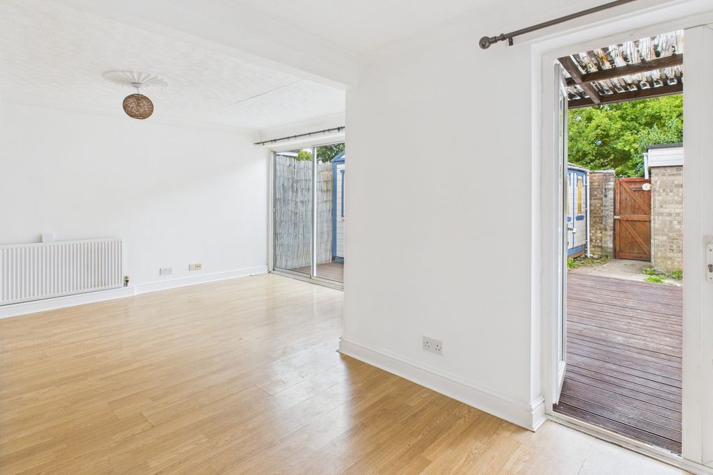 Property photo 3 of 17 Cam02545G0-Pr0469-Still007