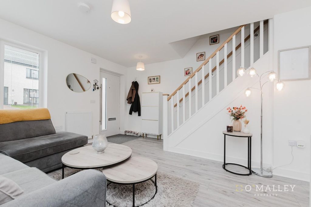 Property photo 3 of 14 Lounge