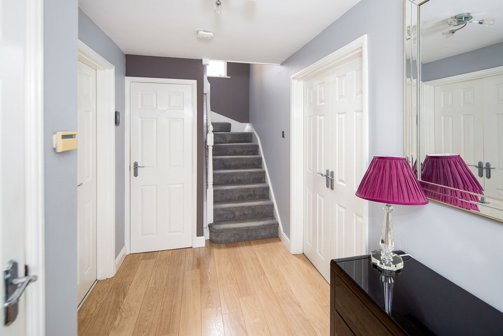 Property photo 3 of 28 Entrance Hall