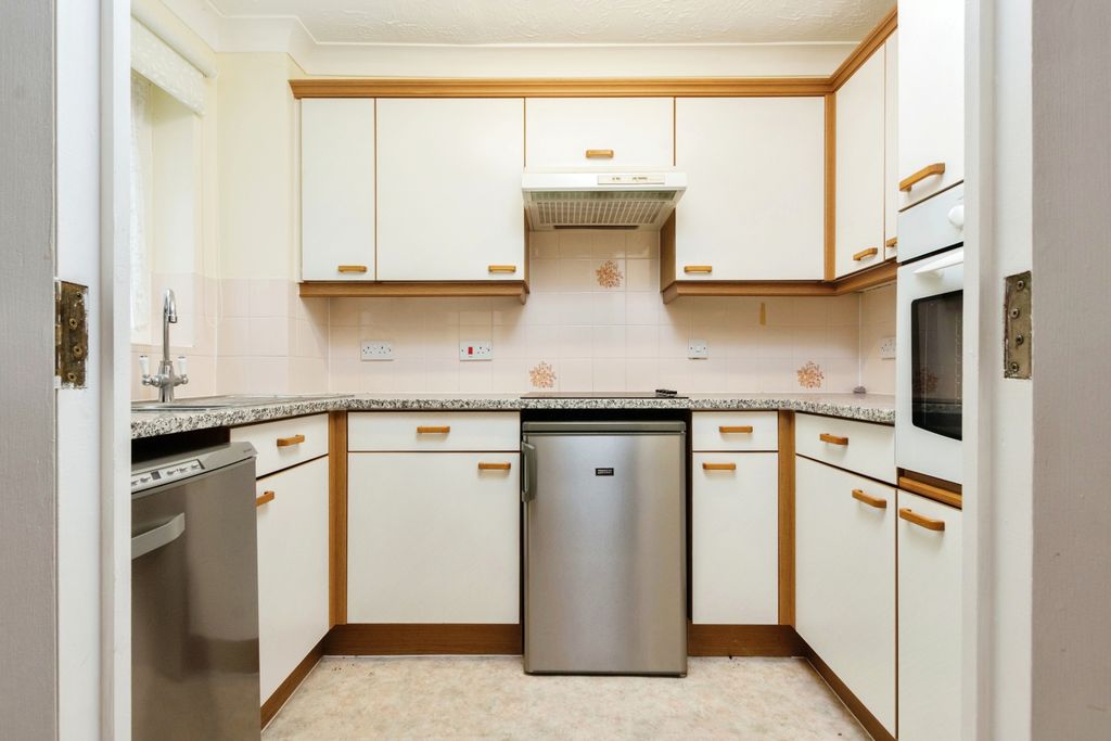 Property photo 3 of 9 Kitchen