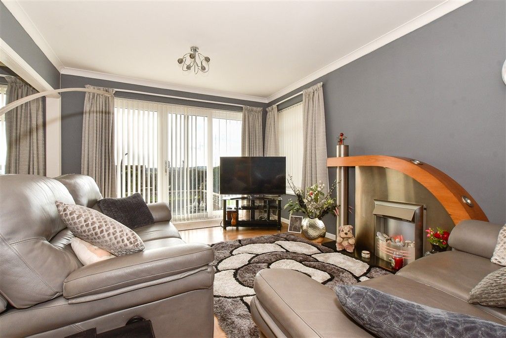 Property photo 3 of 12 Lounge