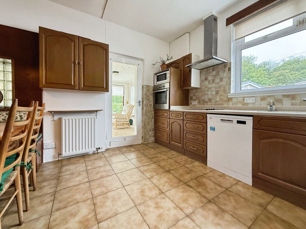 Property photo 3 of 17 Kitchen