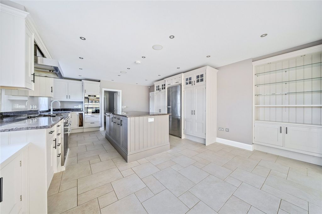 Property photo 3 of 10 Kitchen/Breakfast Rm