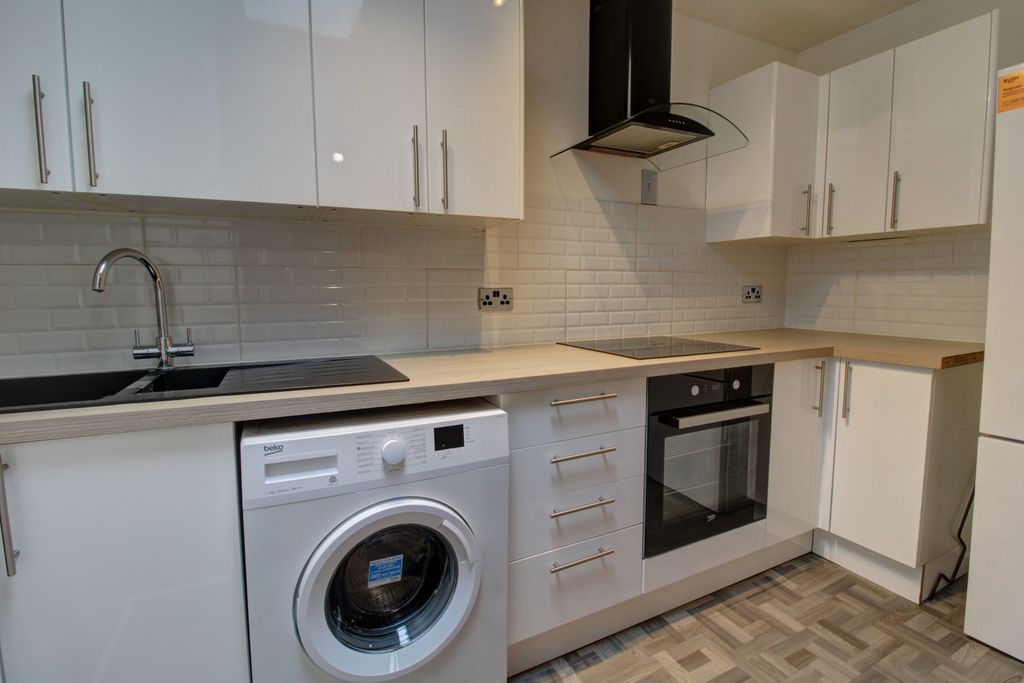 Property photo 3 of 8 Kitchen