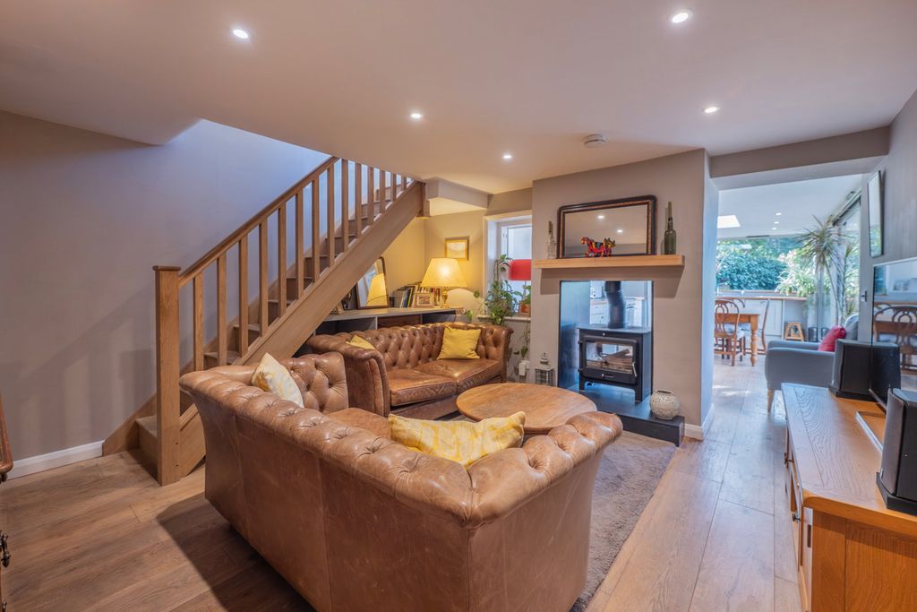 Property photo 2 of 27