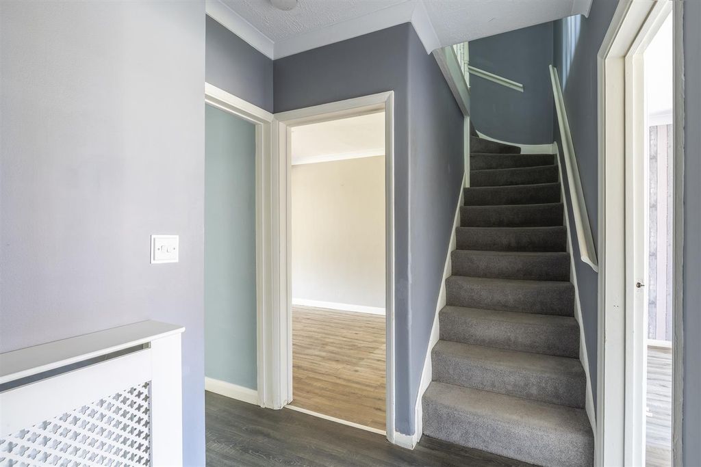Property photo 3 of 32 Entrance Hall